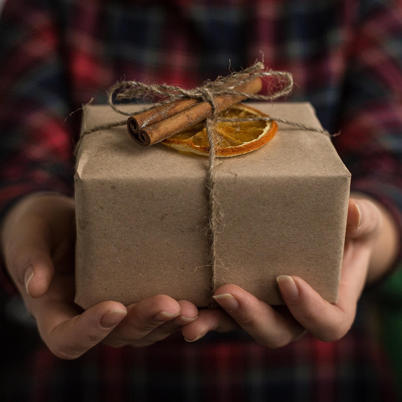 celebration, anniversary, christmas, box, decor, christmas gift, congratulation, surprise, holiday, happy birthday, bow, package, decoration, gifts, a new year's gift, cinnamon, hands