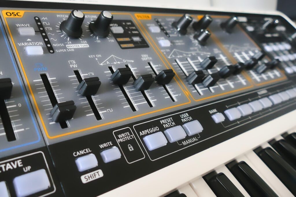 synthesizer, toner production, oscillator, filter, musician, sound studio, volume, musical instruments, synthesizer, synthesizer, synthesizer, synthesizer, synthesizer, oscillator