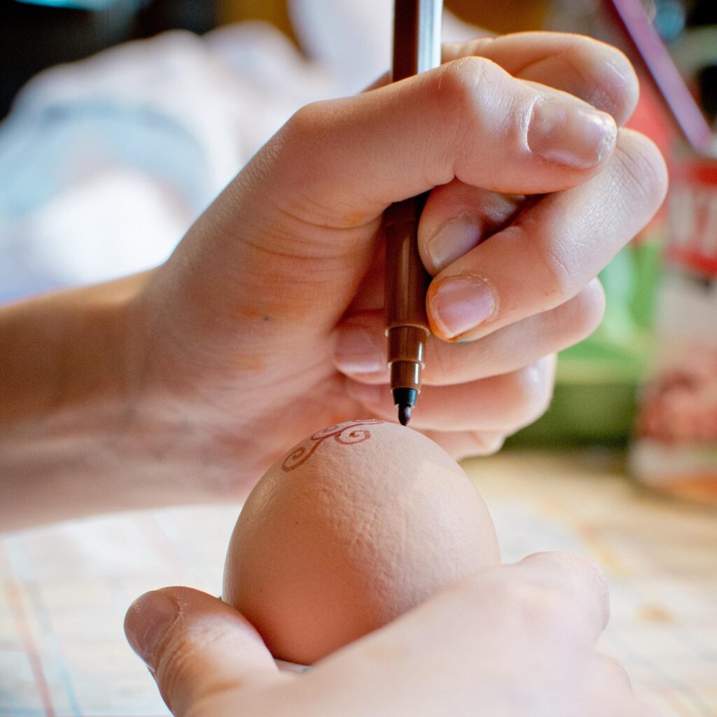 to paint, pen, easter egg, egg, keep, finger, hands, felt pen, paint, draw, decoration, easter egg painting, easter, painting, do it yourself, homemade