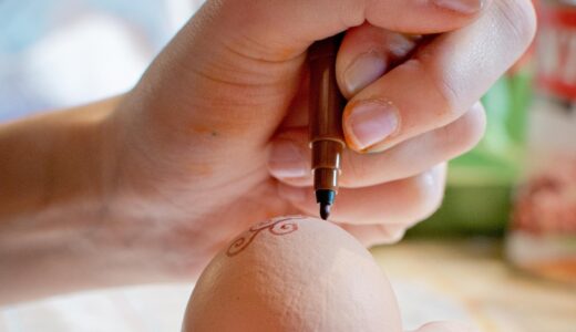 to paint, pen, easter egg, egg, keep, finger, hands, felt pen, paint, draw, decoration, easter egg painting, easter, painting, do it yourself, homemade